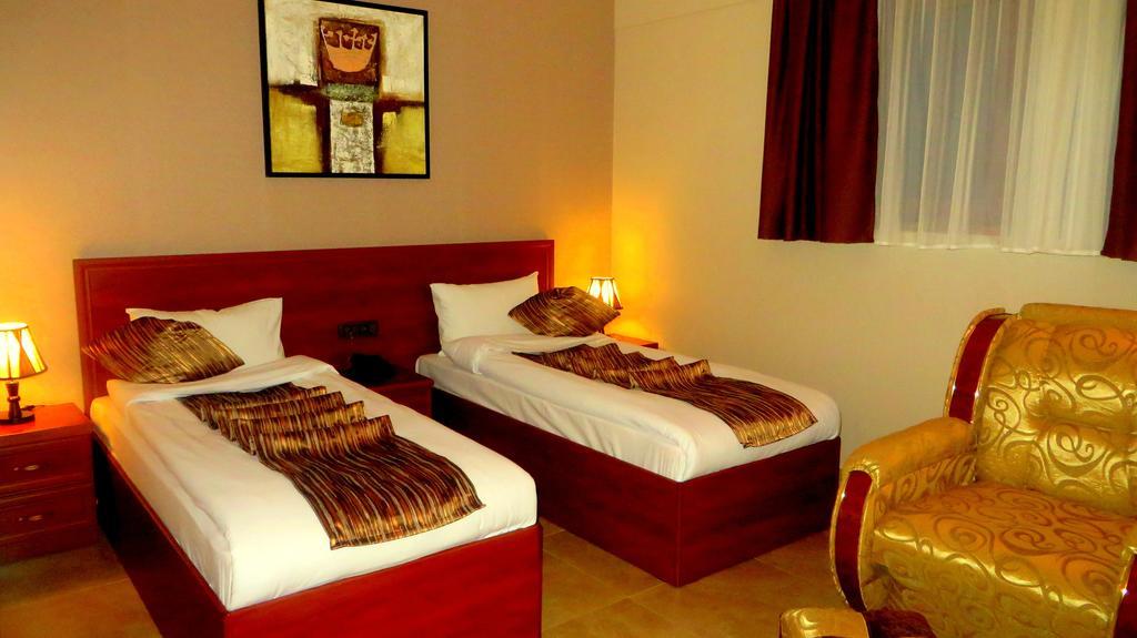 Park Avenue Hotel Jereván Szoba fotó
